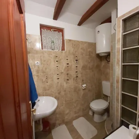 Melinda Nyaralohaz * 巴拉腾肯尼斯